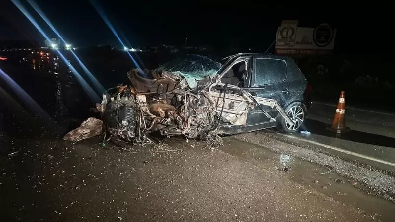 Motorista fica gravemente ferido após colisão com caminhão