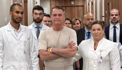 Bolsonaro deixa o hospital após 21 dias internado