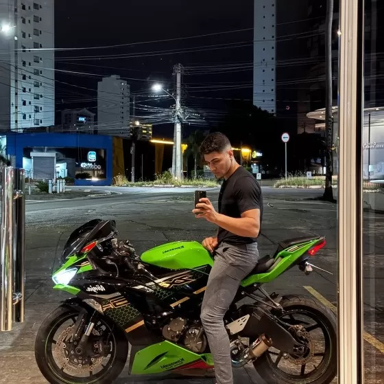 Jovem que bateu moto em placa da Miguel Sutil morre no hospital