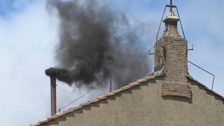 Segundo dia de conclave: Veja agenda e quando sairá fumaça da chaminé