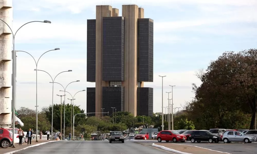 Fiscal, inércia e serviços: as explicações para os maiores juros em 20 anos