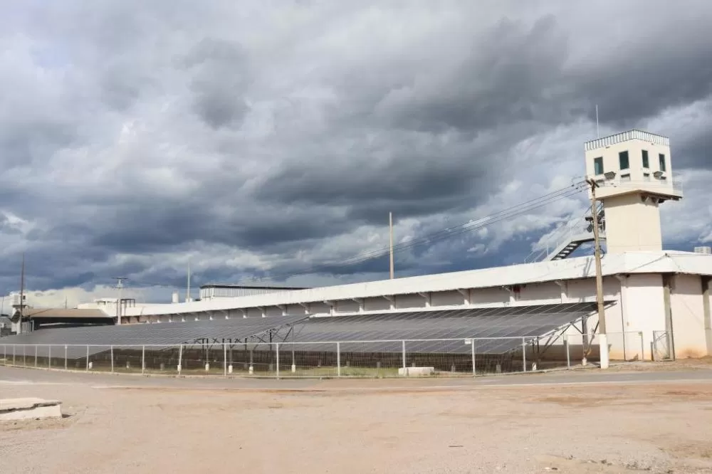 Policial penal é preso após ser flagrado deixando celulares em carceragem da Penitenciária Central 