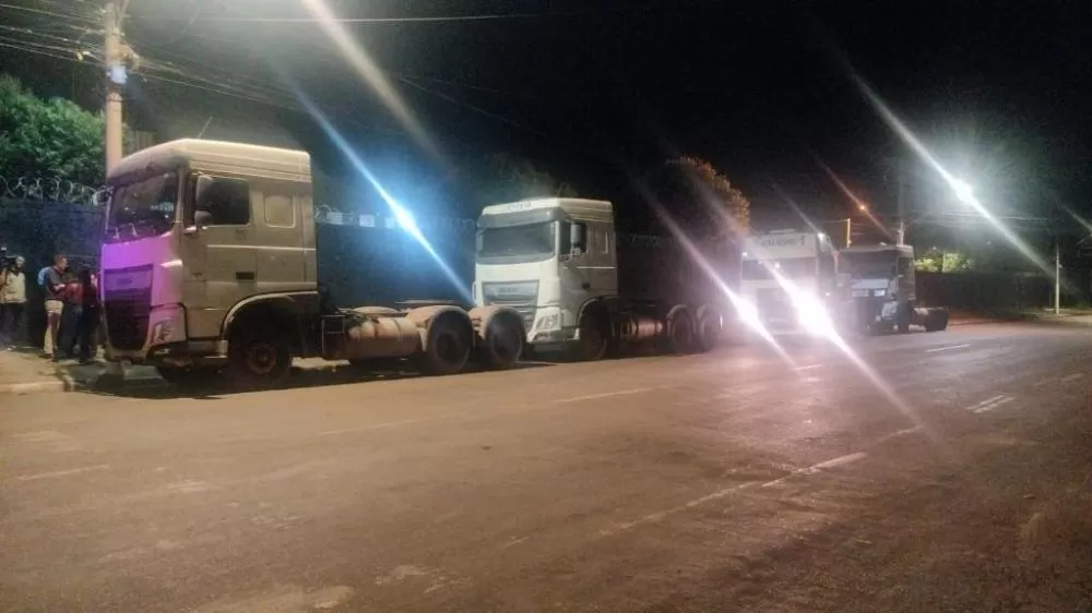 Polícia Militar prende três homens e recupera três caminhões furtados