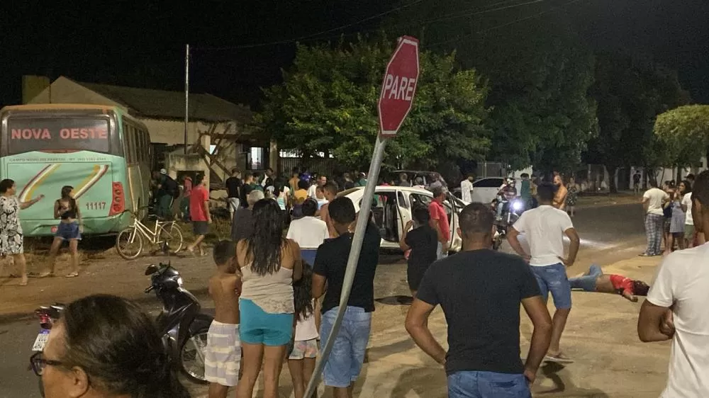 Acidente entre ônibus e carro deixa motorista preso nas ferragens e um óbito