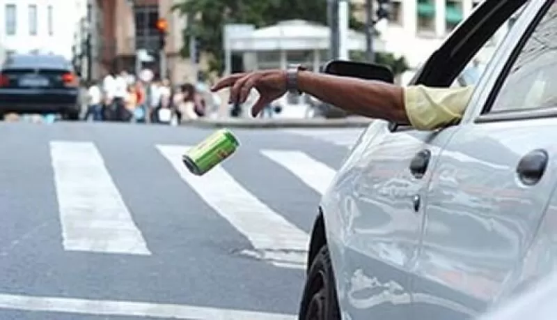 Quem jogar lixo em espaços públicos e no trânsito em MT vai ser multado em R$ 5 mil