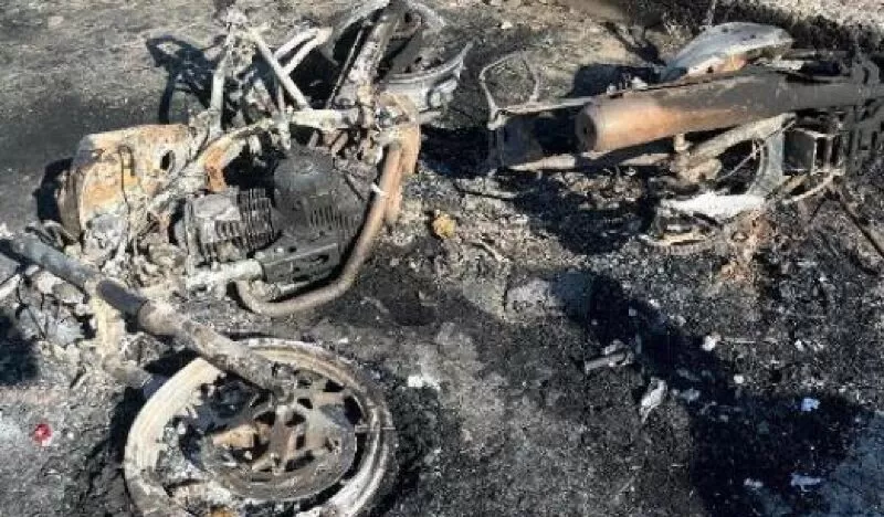 Ciumento flagra esposa bebendo com outro e taca fogo em moto em MT