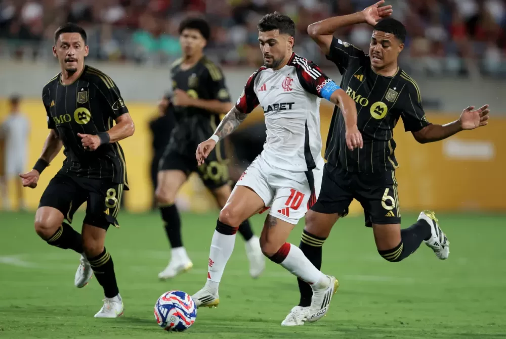 De olho no Bayern, Flamengo para na trave e empata com o LA FC no Mundial