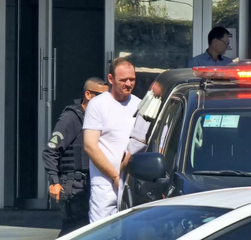 Imagens mostram marido que matou esposa e esfaqueou filha de 7 anos indo para cadeia