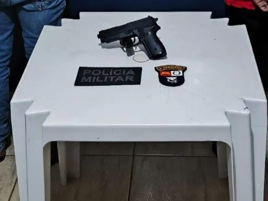 Polícia Militar prende dupla por ameaça com arma de brinquedo