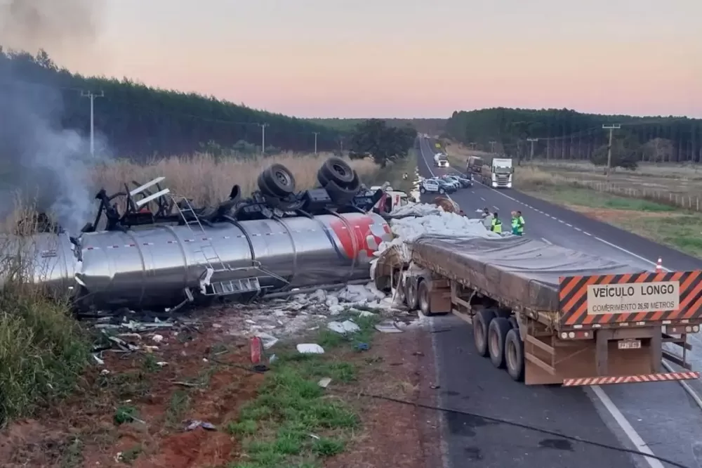 Após batida, carreta com óleo pega fogo e dois motoristas morrem em MT