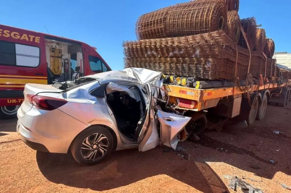 Corpo de Bombeiros atende acidente entre carro e carreta que deixou duas vítimas