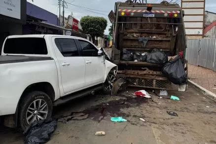 Motorista de Hilux mata gari prensado em veículo 