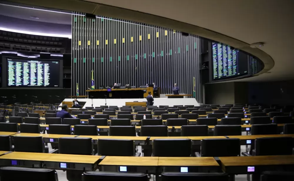 Proteção a crianças e pacote anti-STF: Câmara define pauta nesta terça (12)