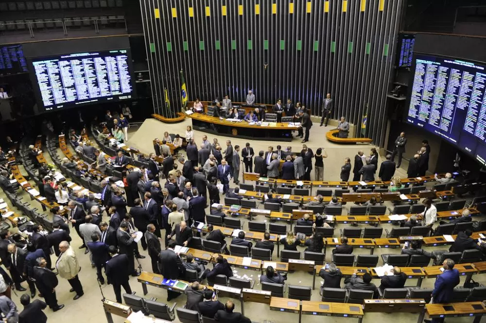 “Adultização”: entenda projeto que pode ter urgência votada na Câmara