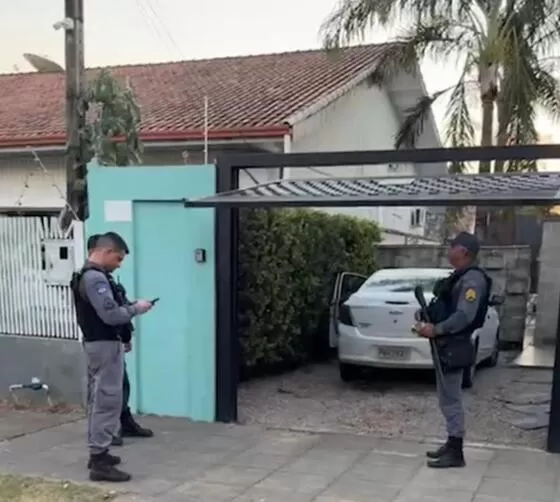 Mulher é assassinada com 20 facadas pelo namorado