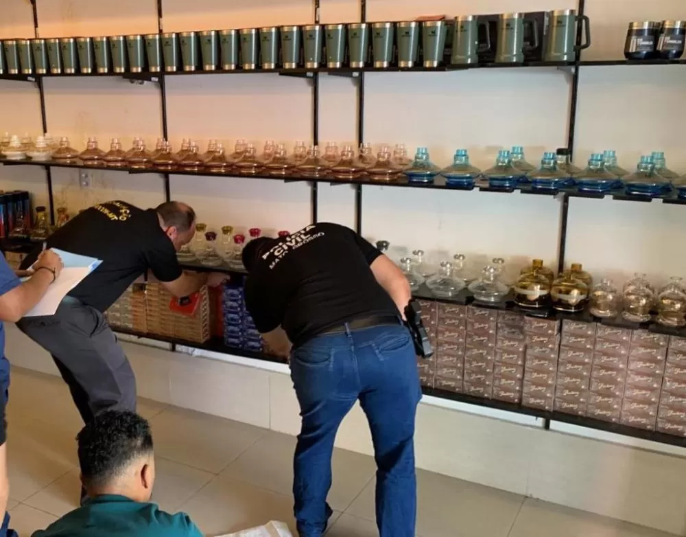 Polícia Civil e Procon apreendem 260 caixas de produtos falsificados em tabacaria em Cuiabá