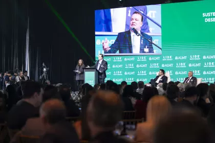 Max Russi destaca liderança da ALMT em fórum de desenvolvimento sustentável
