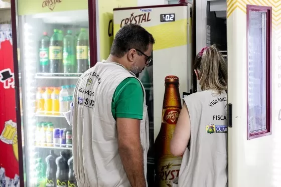 Operação contra venda de bebidas adulteradas interdita bares e distribuidoras em Cuiabá