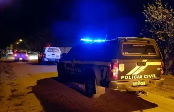 Homem encontra vizinho morto após ver bando fugindo da casa dele