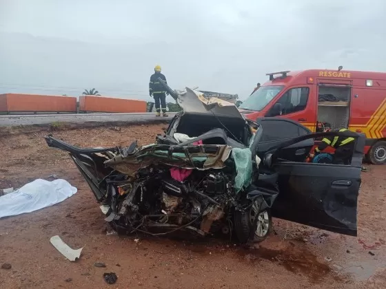 Carreta bate em carro de passeio e deixa três mortos na BR-163