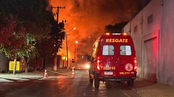 Empresa de reciclagem em Cuiabá fica destruída após ser atingida por fogo