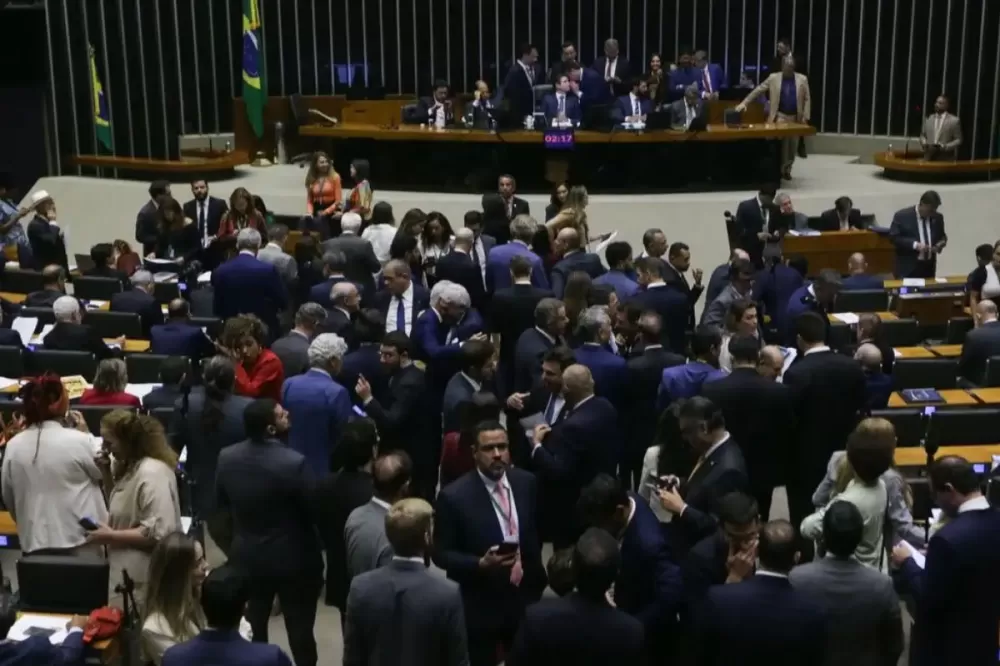 Câmara aprova projeto que restringe telas e prioriza brincadeiras na primeira infância