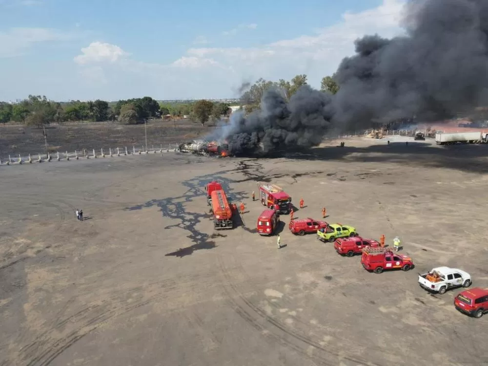 Corpo de Bombeiros combate incêndio em carretas em posto de combustível