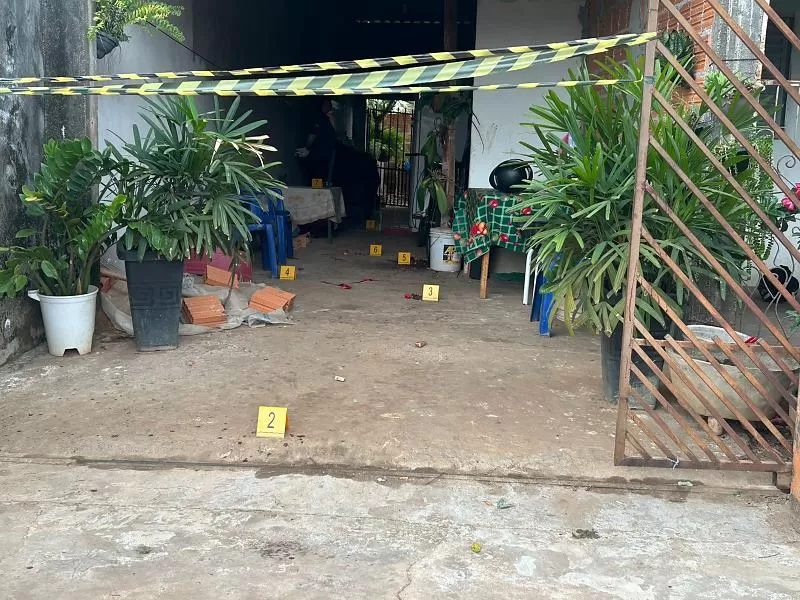 Ex-marido invade casa e mata mulher a facadas na frente da filha dela