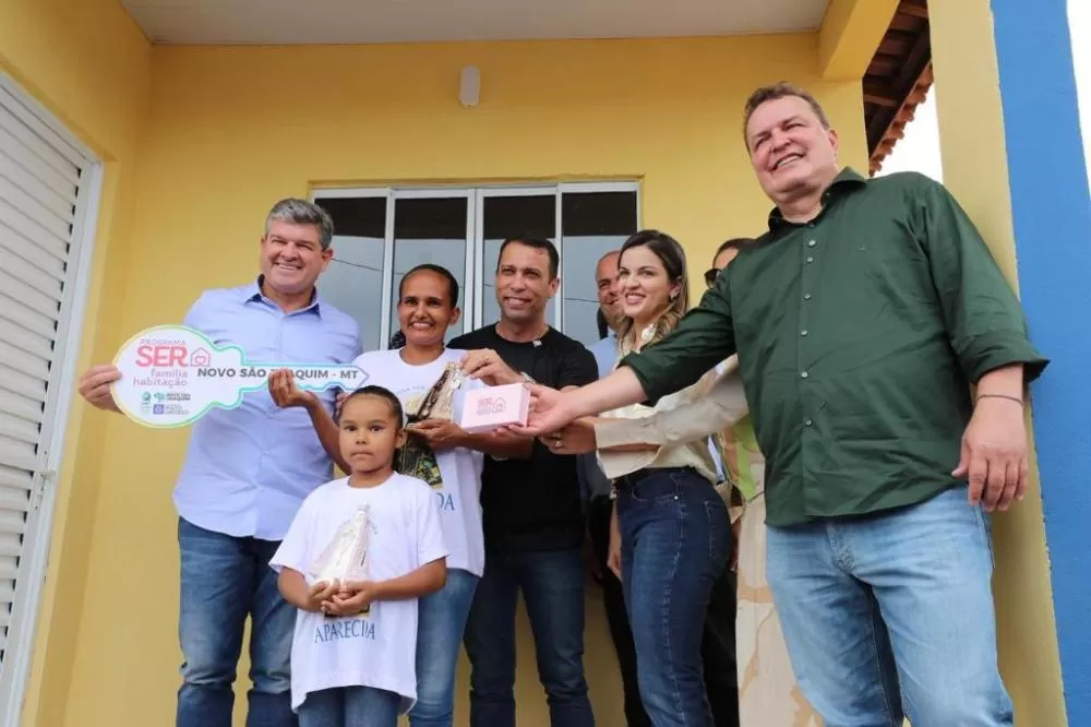 Famílias de Novo São Joaquim recebem chaves da casa própria, presidente ds ALMT Max Russi participa da entrega