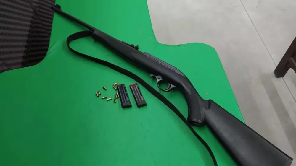 Mãe atira no peito da filha durante briga após bebedeira em chácara de MT