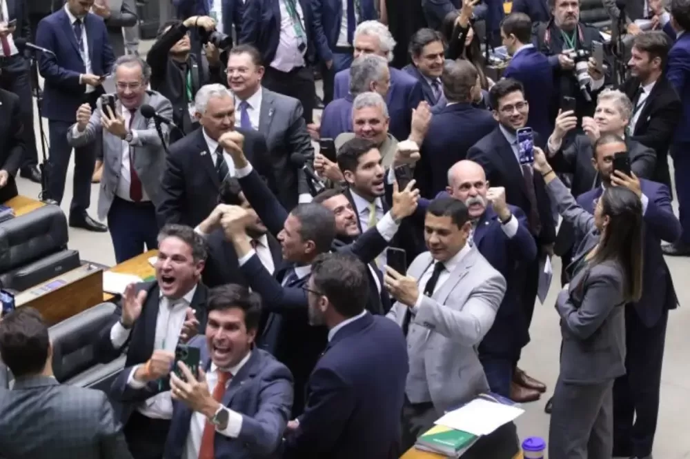 Câmara aprova texto-base do Projeto Antifacção com endurecimento de penas