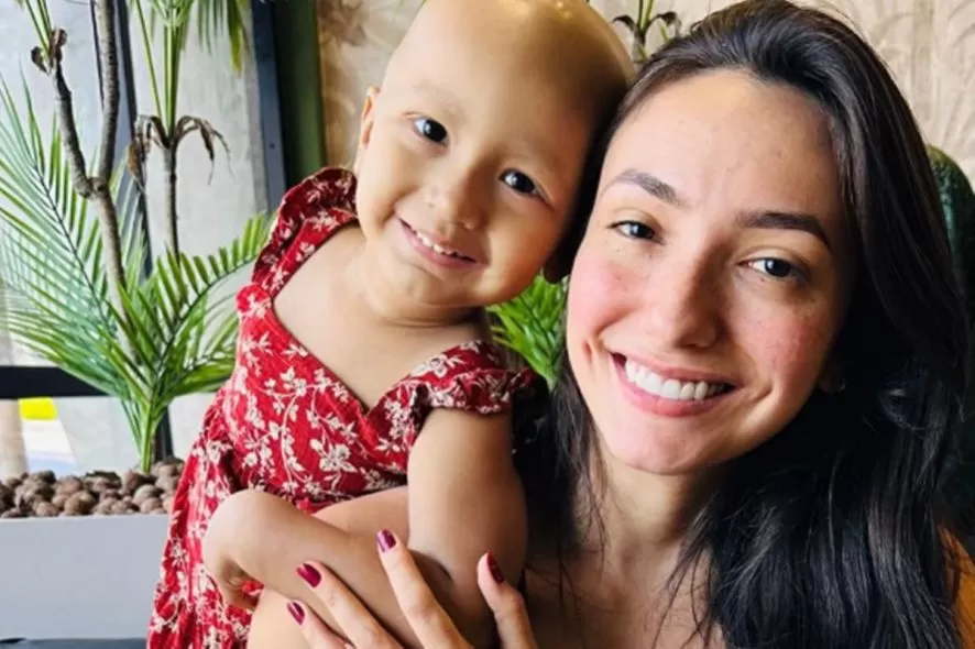 Mãe pede ajuda para salvar filha de 2 anos com câncer agressivo