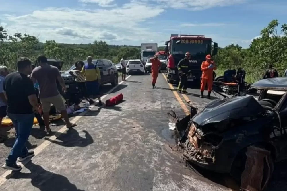 Seis ficam feridos, incluindo um bebê, em colisão frontal na Estrada da Guia