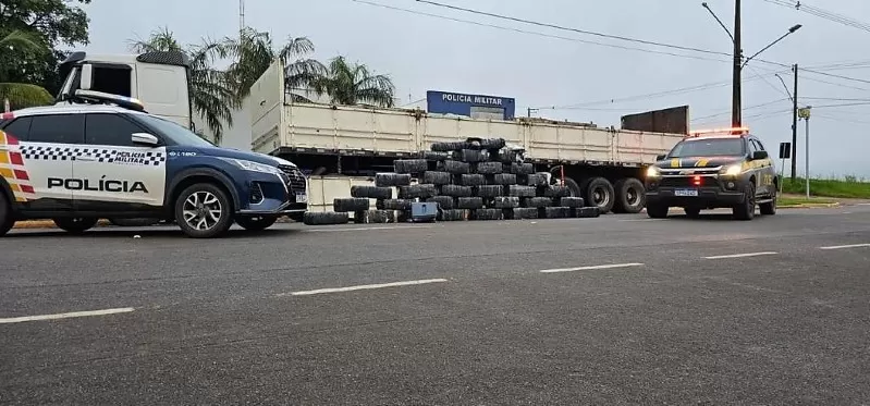 Caminhoneiro é preso com 800 kg de maconha e skunk escondidos em carga de bobinas