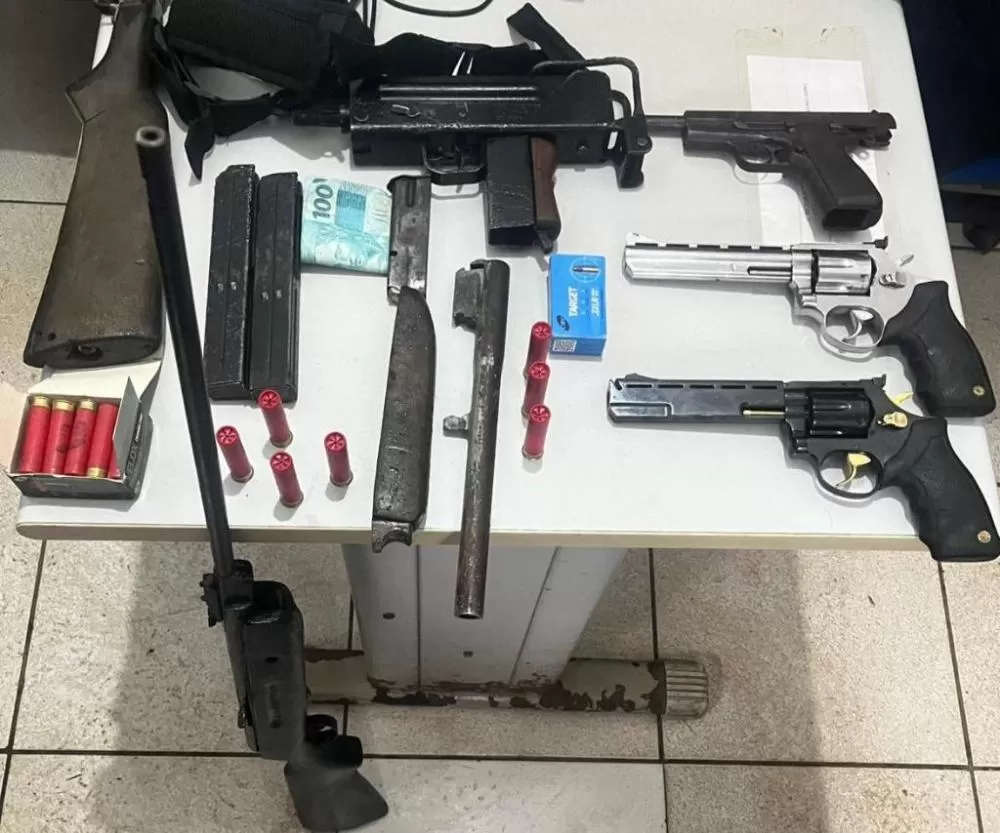 Patrulha Rural prende dupla em flagrante com submetralhadora, revólveres e pistola