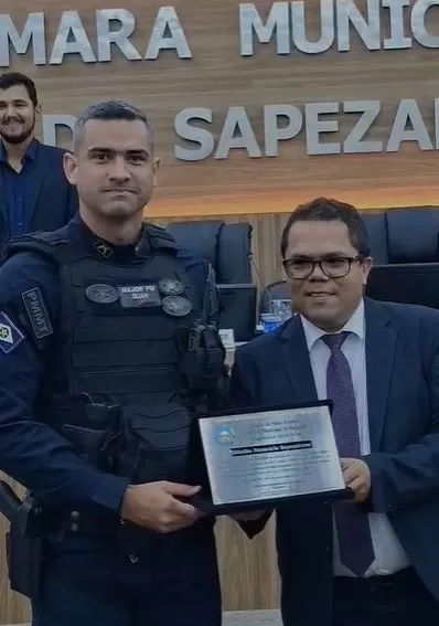 Major da Polícia Militar leva mãe de maca a homenagem na Câmara de Vereadores de Sapzeal