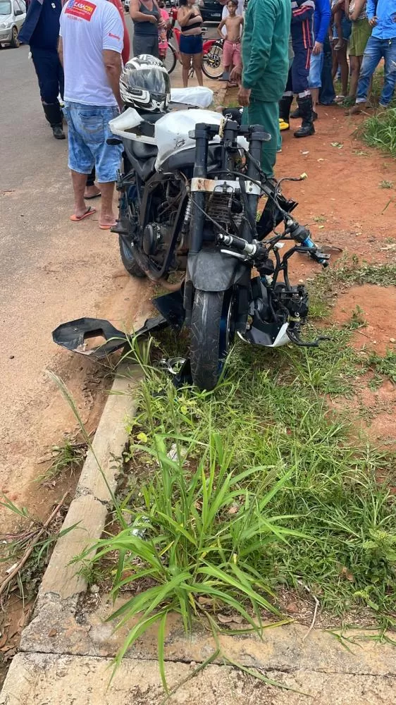 Cenas fortes: câmeras registram acidente entre carro e moto em Campo Novo do Parecis