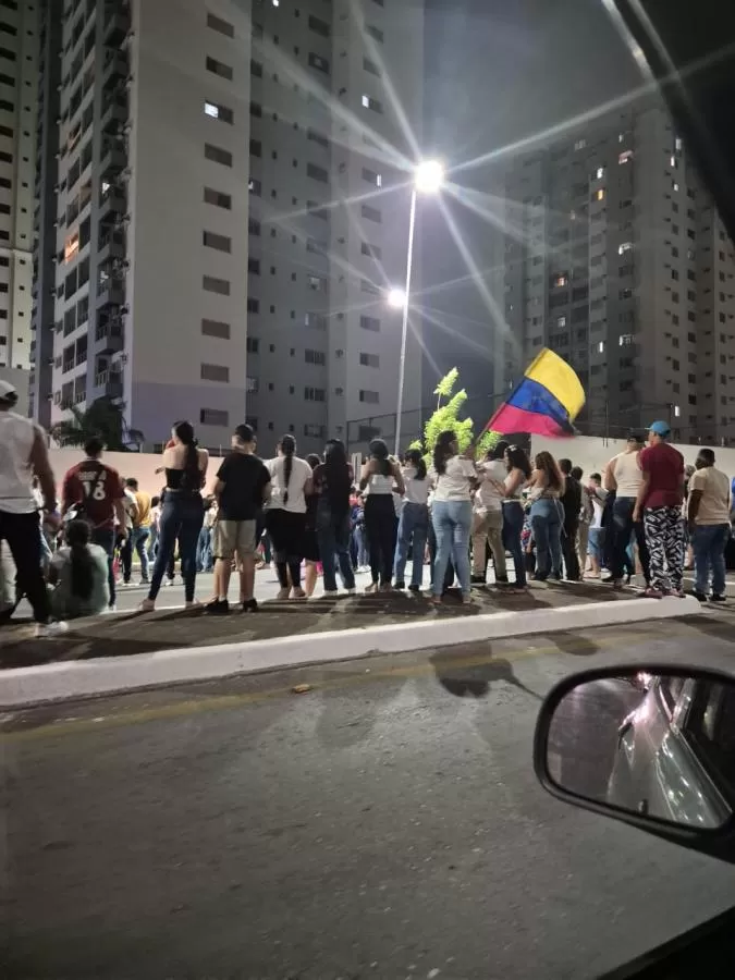 Venezuelanos em Cuiabá comemoram a captura de Nicolás Maduro