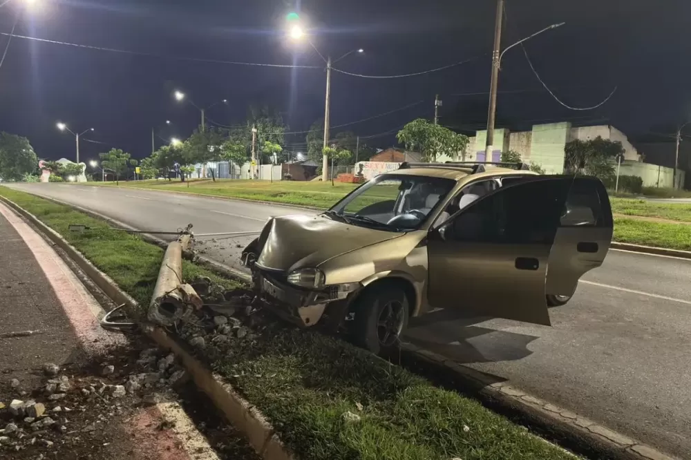 Jovem bêbado e sem habilitação bate carro em poste em Várzea Grande