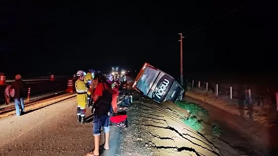 Ônibus de viagem tomba e deixa seis passageiros feridos em Lucas do Rio Verde