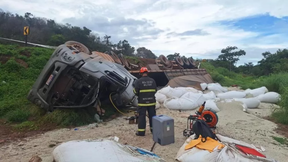 Motorista de 37 anos morre após carreta tombar na BR-163, em Guarantã do Norte
