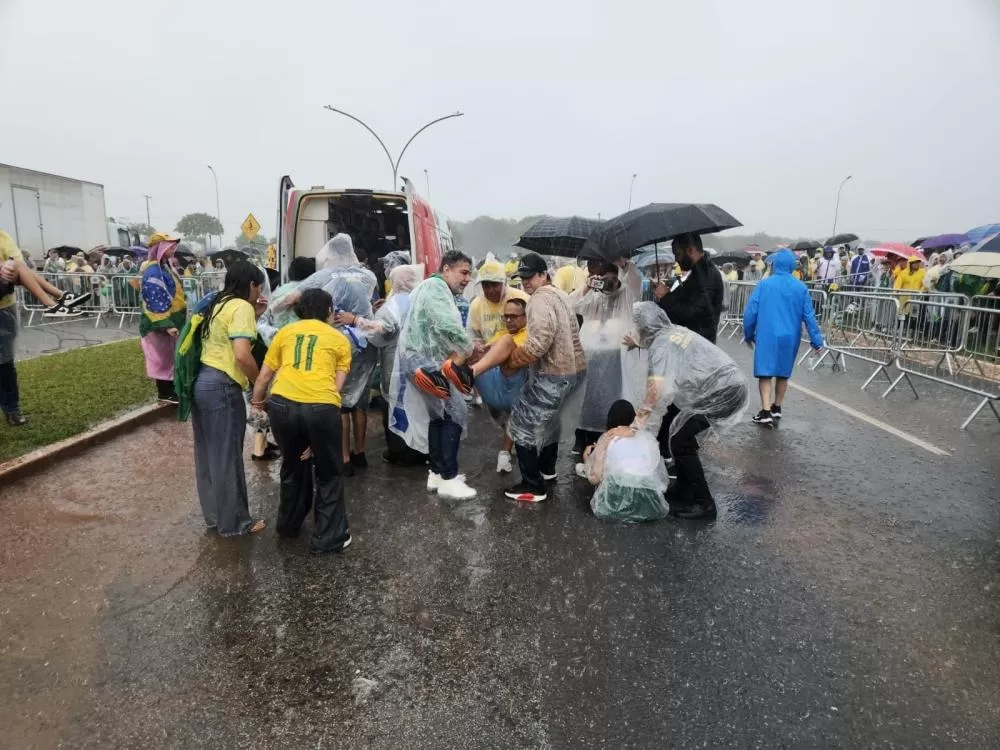 Raio atinge praça onde ato de Nikolas ocorre em Brasília; 34 são atendidos e 9 estão em estado grave