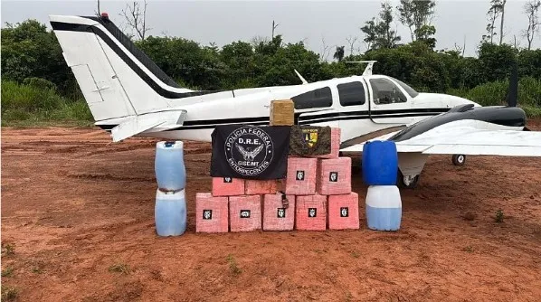 Gefron apreende 500 kg de drogas e avião bimotor em pista de pouso clandestina