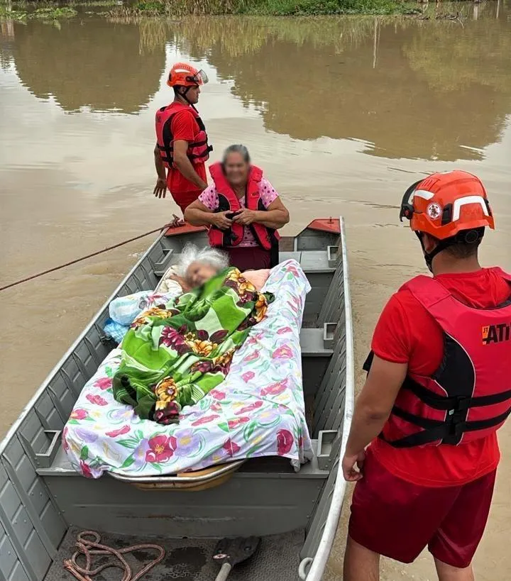 Bombeiros usam embarcação para resgatar idosa acamada e filha ilhadas em alagamento
