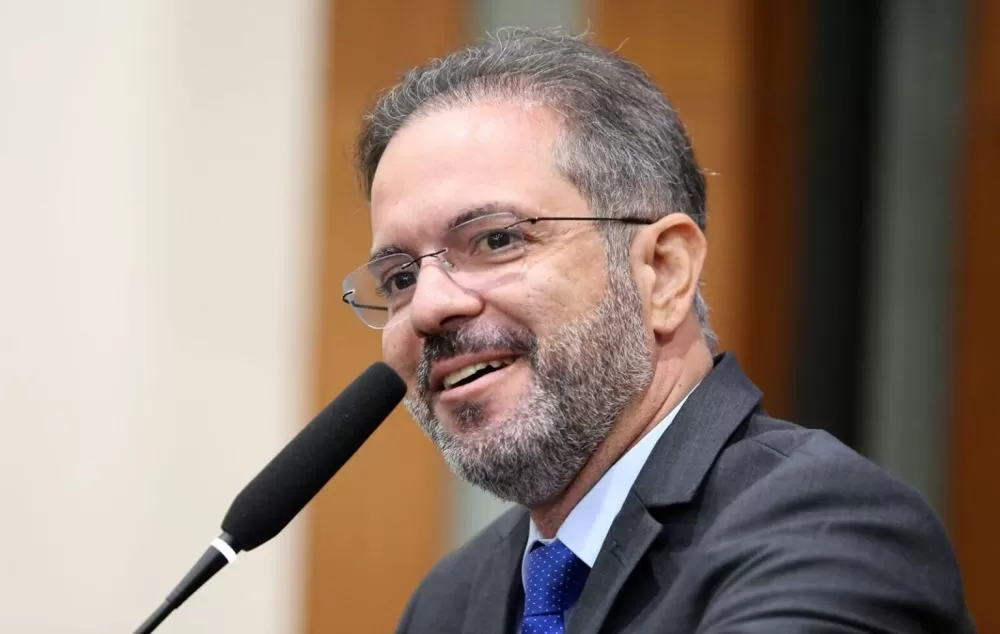 Projeto de Paulo Araújo garante intérpretes de Libras em escolas para inclusão de alunos com deficiência auditiva