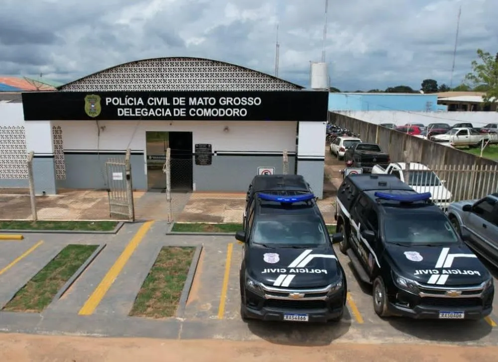 Polícia Civil prende homem foragido da Justiça por posse ilegal de arma e estelionato