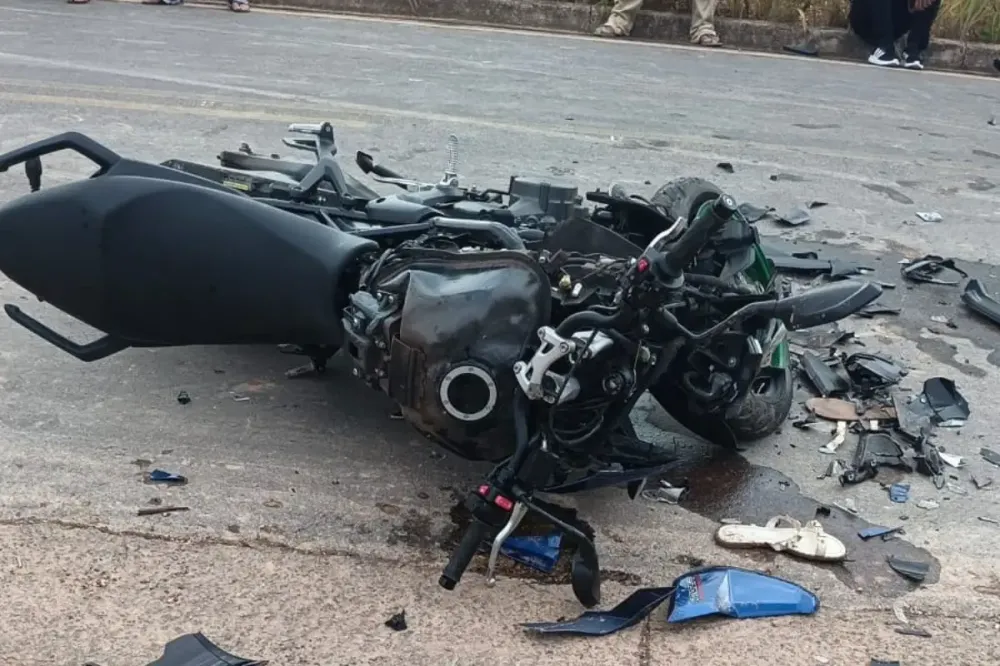 Criança sem capacete morre em acidente após ultrapassagem indevida em Cuiabá