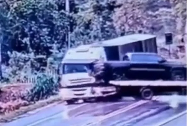 Guincho acerta caminhão, cai em ribanceira e motorista morre