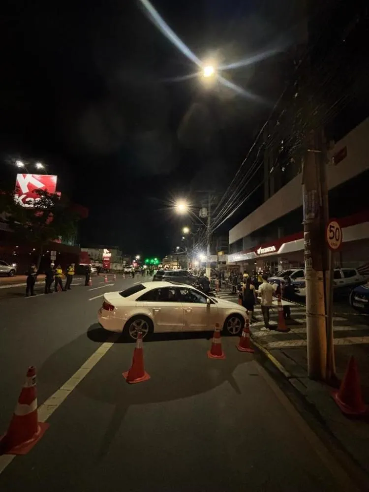 Operação Lei Seca termina com três presos e 14 veículos removidos na avenida Isaac Póvoas