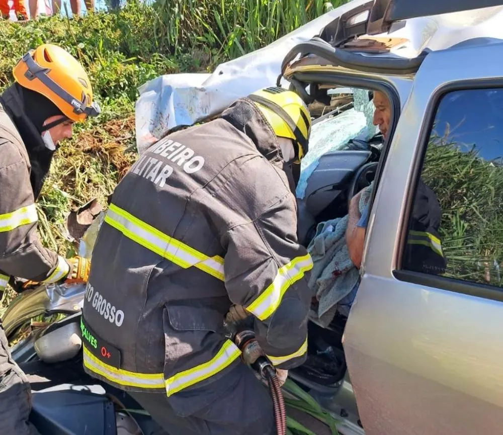 Bombeiros resgatam vítima presa às ferragens e socorrem outras três após acidente na BR-070